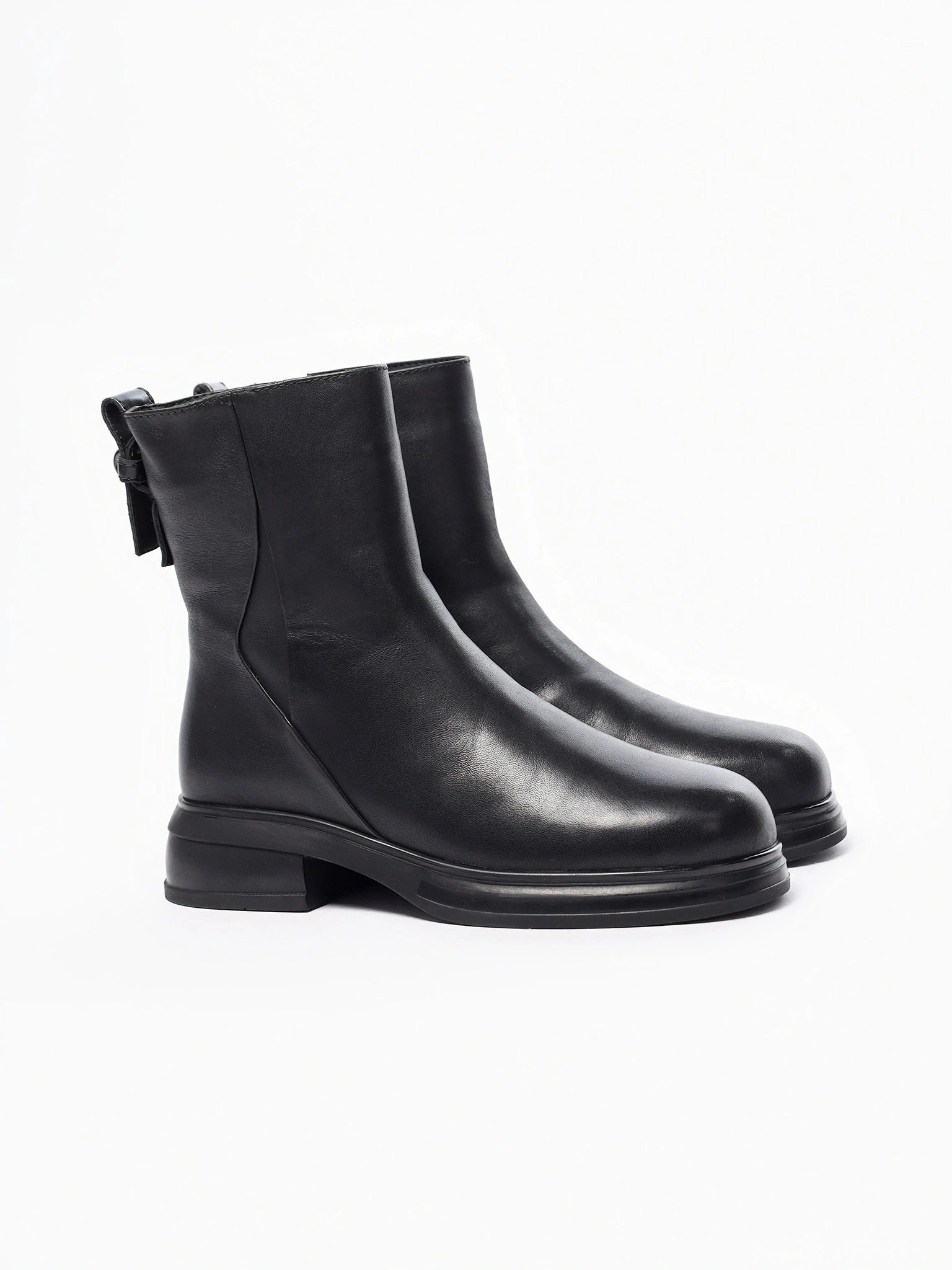 Ботинки черного цвета на широком среднем каблуке